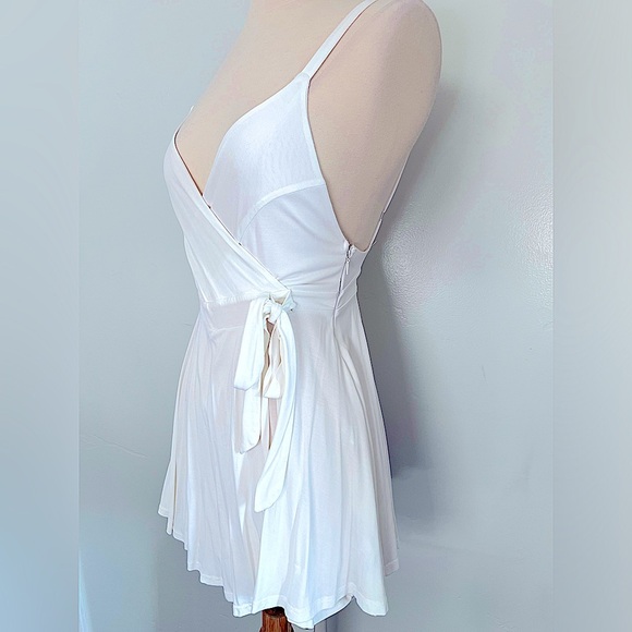 Urban Outfitters Kimchi Blue White Veruca Skirted Wrap Romper XS - Picture 5 of 12